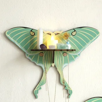 police Dřevěná závěsná police ve tvaru motýla |bytový nábytek