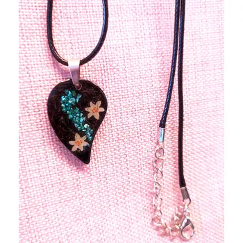 Přívěsek Přívěsek černá pryskyřice Barva: stříbrná, Varianta: lístek klíčenka, Motiv: růže