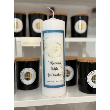 Svíčka Tradiční parafínová svíčka bez vůně Pom Pom Candles 1 ks