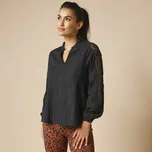 Plisovaná halenka s macramé detaily černá 42