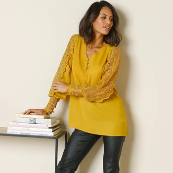 Dámská halenka Krepová halenka s macramé rukávy a výstřihem do ,,V“ šafránová 54