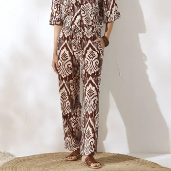 Široké vzdušné kalhoty s potiskem čokoládová/béžová 50