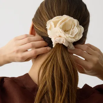 Ozdoba do vlasů Reserved - Gumička s růží - krémová - 985CO-01X - 985CO-01X-ONE