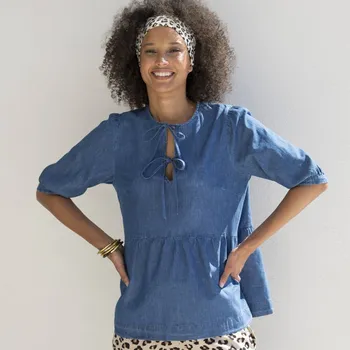 Dámská móda Džínová halenka se stuhami ve výstřihu a nabíranými rukávy k loktům modrá 44