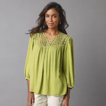 Dámská halenka Jednobarevná kreponová halenka s macramé a 3/4 rukávy mechová 40