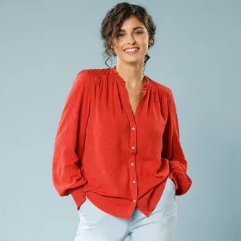 Dámská halenka Jednobarevná košilová halenka z vyšívaného kreponu, pro malou postavu terakota 34