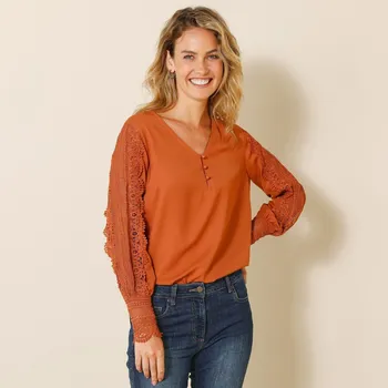 Dámská halenka Krepová halenka s macramé rukávy a výstřihem do V karamelová 48