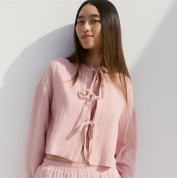 Dámské tričko Reserved - Mušelinová halenka s vázáním - pastelově růžová - WK553-03X - WK553-03X-XS