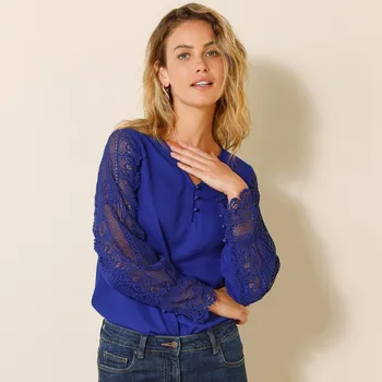 Dámská halenka Krepová halenka s macramé rukávy a výstřihem do V tmavě modrá 54