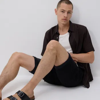 Pánské kalhoty Reserved - Šortky slim fit se záhyby - černý - 8572H-99J - 8572H-99J-36