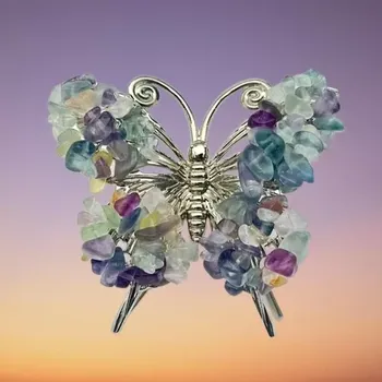 Fluoritový motýl k dekoraci – minerální kámen 8 × 7 cm