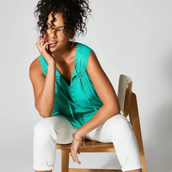 Dámské tričko Dlouhý top s výstřihem na knoflíčky a macramé zelená 38