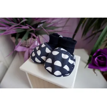 Capáčky AMÁLKA Kojenecké bavlněné capáčky, tmavě modrý tisk Velikost: 56-68