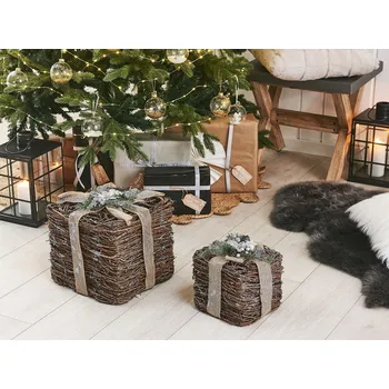 Bytová dekorace Dekorace stříbrné dřevěné ozdoby ve tvaru dárkových balíčků sada 2 různých velikostí Beliani