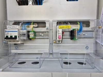 ER212/NKP7P/63-QM+FV Elektroměrová skříň v pilíři universální verze UNI 2025 ČEZ+EGD 555000128