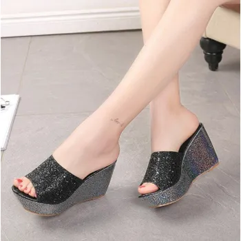 Dámské pantofle Dámské třpytivé pantofle na platformě černá 35