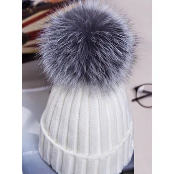 Čepice Dámská zimní čepice s bambulí A545 bílá