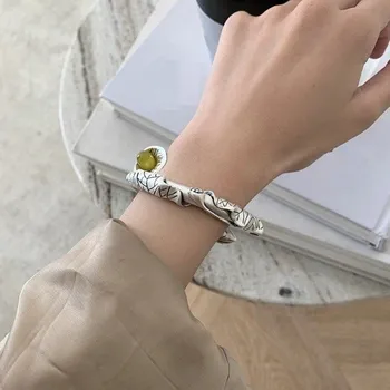 Náramek Dámský otevřený náramek s květinou