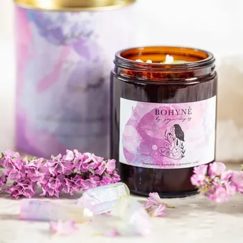 Svíčka Yoga Day Limitovaná svíčka Bohyně s krystalem duhové aury