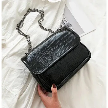 Kabelka Dámská kabelka s hadím vzorem M677 černá