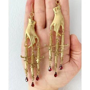 Šperk Dámské visací náušnice ruce