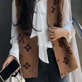 Dámská vesta Dámská pletená vesta P2402 hnědá M