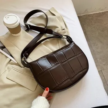 Kabelka Dámská crossbody kabelka M940 tmavě hnědá
