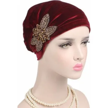 Čepice Dámská čepice s korálky vínová