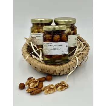 Dárkový potravinový koš Včelařství Thomayer - Ořechy v medu na proutěném košíčku 3x 140g