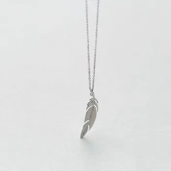 Náhrdelník Dámský náhrdelník s pírkem