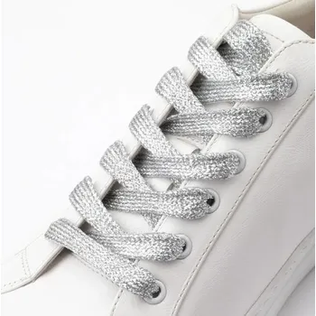 Tkaničky do bot Lesklé ploché tkaničky do bot 140 cm 1 pár Třpytivé tkaničky pro stylové tenisky Módní doplněk Lesklé tkaničky Streetwear Obuv stříbrná