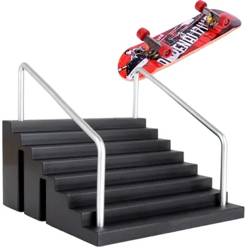 Sada schody a mini skateboard