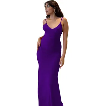 Dámské šaty Elegantní dlouhé saténové šaty s hlubokým výstřihem a odhalenými zády Přiléhavý střih s nařasením na zadní straně Společenské šaty fialová XL