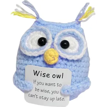 Háčkovaná sova s pozitivním nápisem Ručně vyrobená dekorace Amulet pro radost a štěstí Talismán pozitivní energie Originální dárek modrá