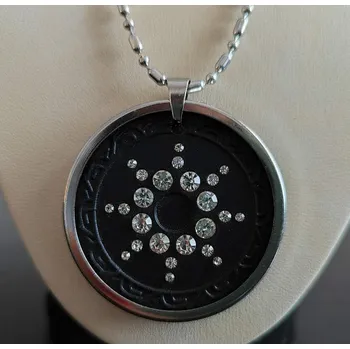 Přívěsek Elegantní Energetický Přívěsek s krištály a kovovým rámem