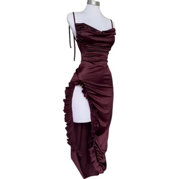 Dámské šaty Dlouhé saténové šaty s hlubokým rozparkem Nabíraný lem Výstřih do roviny Spadlý saténový střih Otevřená záda Elegantní večerní šaty vínová S