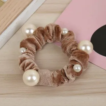 Plyšová gumička do vlasů s perlami hnědá