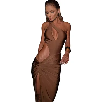 Dámské šaty Dlouhé asymetrické večerní šaty s výřezem na boku a hrudníku Elegantní obepínající střih s rozparkem na noze Pro společenské události hnědá S