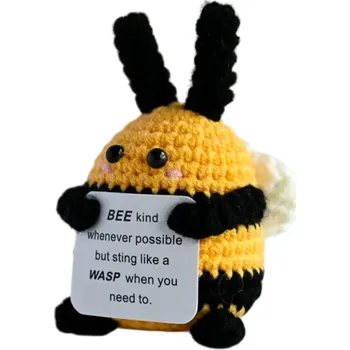 Háčkovaná včela s nápisem pro pozitivní energii Ručně vyrobený amulet Dekorace do bytu Talismán štěstí Originální dárek