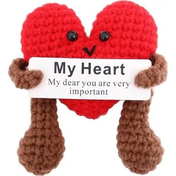 Háčkované červené srdce s rukama a nohama Ručně vyrobená dekorace s nápisem Pozitivní energie Originální dárek Veselý design