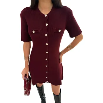 Dámské oblečení Elegantní pletené minišaty s krátkým rukávem a knoflíky Po celé délce Vroubkované lemy Stylový výstřih Pohodlný měkký materiál vínová L