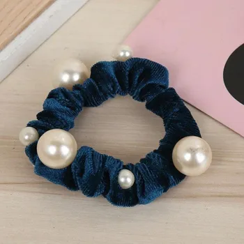 Plyšová gumička do vlasů s perlami tmavě modrá