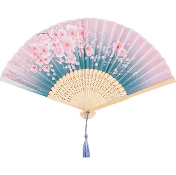 Karnevalový doplněk Čínský dámský skládací bambusový vějíř 21 cm Modro-růžový design s růžovými květy Tradiční dekorace na zeď i praktické ochlazení