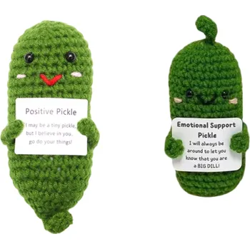 Háčkovaná okurka 12,5 x 5,5 cm s výšivkou pro pozitivní energii Originální dárek Dekorace do bytu Ručně háčkovaná zelenina