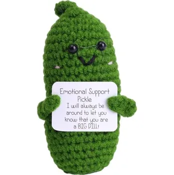 Háčkovaná okurka s pozitivním nápisem Ručně vyrobený talisman Dekorace do bytu Originální dárek Amulet pro radost a dobrou náladu