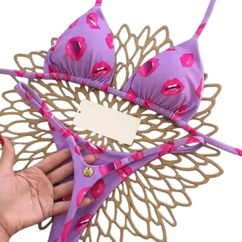 Dámské plavky Dámské dvoudílné bikiny s barevným vzorem Trojúhelníková podprsenka Tanga kalhotky Tenké šňůrky Stylové letní plavky na pláž fialová S