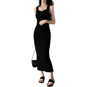 Dámské šaty Dlouhé černé žebrované šaty s širšími ramínky Elegantní přiléhavý střih Výstřih do srdce Stylová silueta Pohodlný elastický úplet S