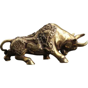 Měděná socha býka s ornamenty Miniaturní domácí dekorace Figurka býka z mědi pro štěstí Vintage ozdoba do interiéru 4,4 x 2 cm