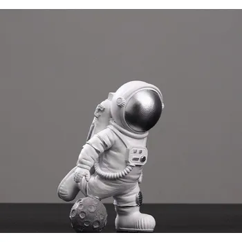 Soška kosmonaut a měsíc 7