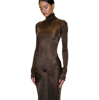 Dámské oblečení Dlouhé elastické večerní šaty s rolákem a dlouhými rukávy Elegantní společenské šaty s efektním nařasením a přiléhavým střihem hnědá M